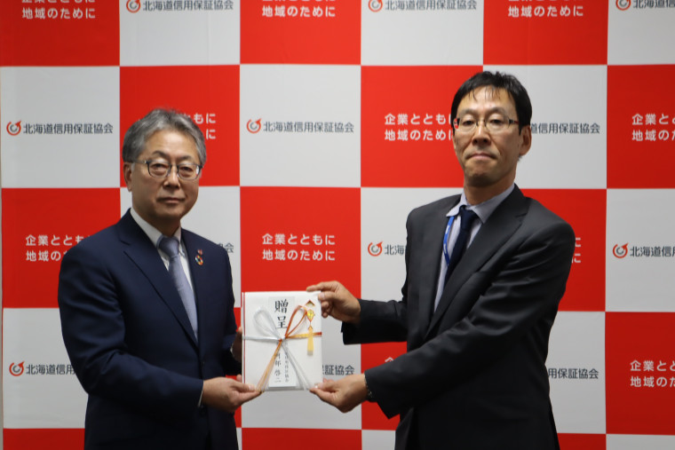 公益財団法人 北海道新聞社会福祉振興基金 杉原理事事務局長(右)と当協会阿部会長