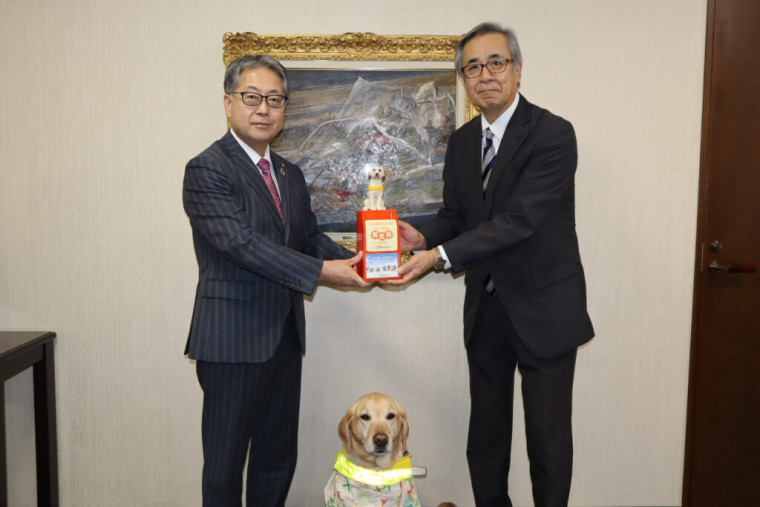 北海道盲導犬協会 高田副会長(右)、ばうむ君(中央)と当協会 阿部会長(左)